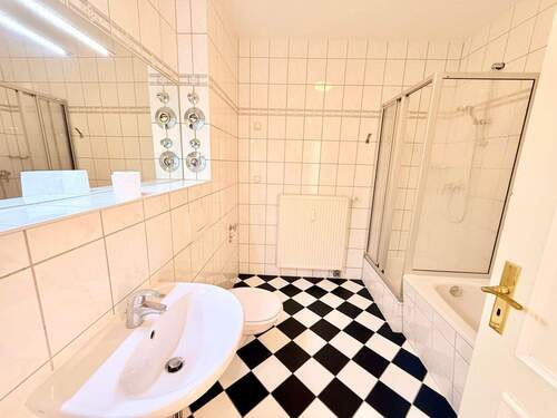 Bad mit Dusche und Wanne - 