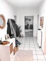 Heller Flur mit Garderobe - 