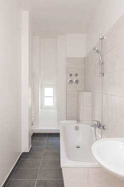 Badezimmer.jpeg - 2 Zimmer Etagenwohnung zum Kaufen in Berlin