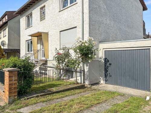 Straßenansicht - Ruhig wohnen - zentral leben: Zweifamilienhaus in guter Lage von Karben