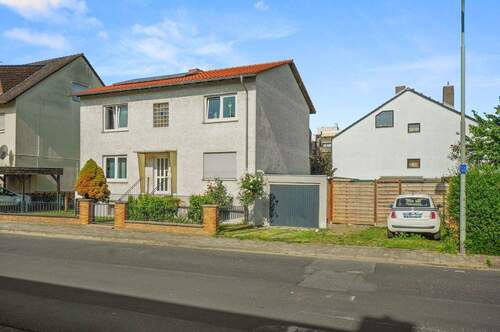 Vorderansicht rechts - 6 Zimmer Einfamilienhaus in Karben