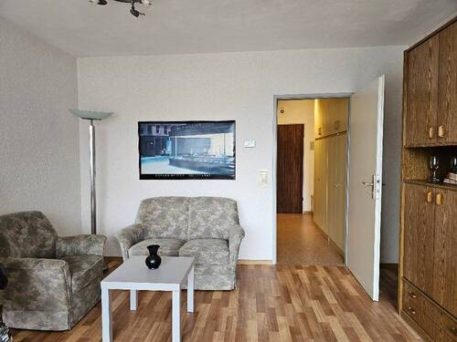 Wohn-/Schlafraum Richtung Flur - 1 Zimmer Etagenwohnung zum Kaufen in Bischofsgrün