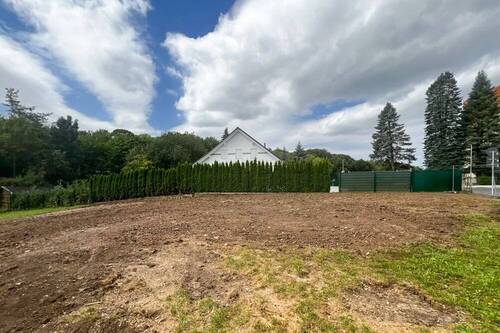 Modernes Doppelhaus zur Linken - 