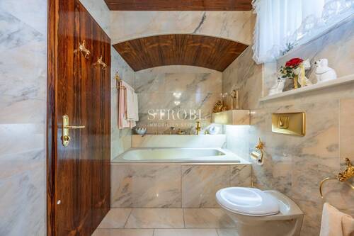 Badezimmer mit Wanne - 