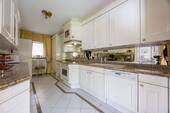 Einbauküche - Bungalow mit 274,00 m&sup2; in Grünwald zum Kaufen