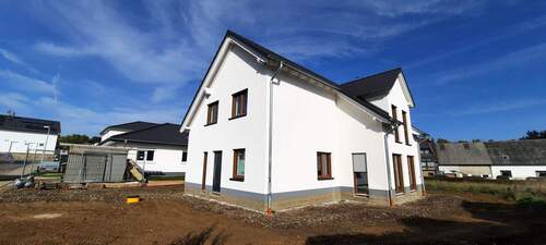 Vorder- und Seitenansicht - Einfamilienhaus mit 156,00 m&sup2; in Dahlem zum Kaufen