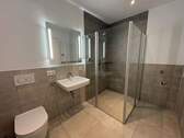 Bad mit Dusche - 