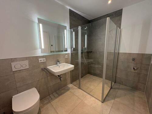 Bad mit Dusche - 