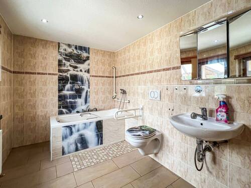Tageslichtbad mit Wanne - 