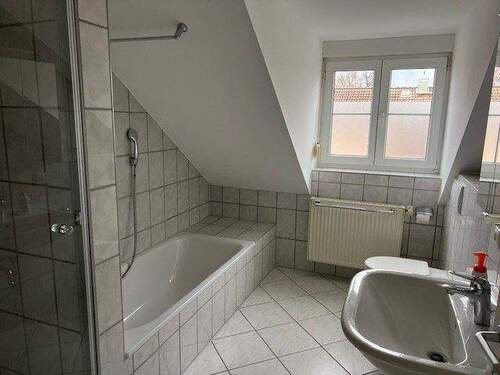 DG - Familienbad mit Wanne, Dusche und WC - 