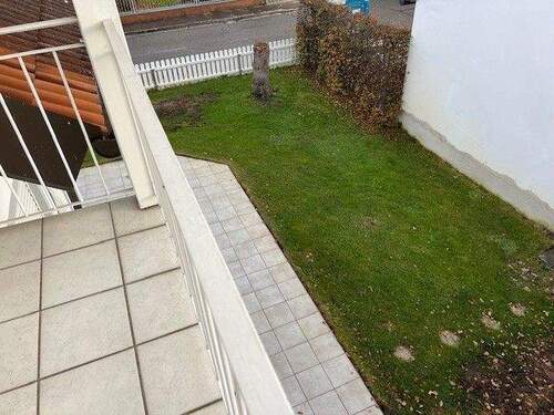 DG - Blick v. Balkon auf Terrasse und Garten - 