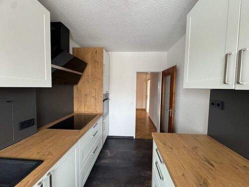 Küche mit Blick zum Flur - 4 Zimmer Etagenwohnung in Nürnberg