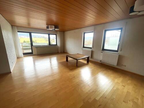 Wohnen und Terrasse 1 - Geräumige 4,5 Zimmerwohnung mit herrlicher Aussicht und TG Stellplatz in gefragter Lage von Aalen