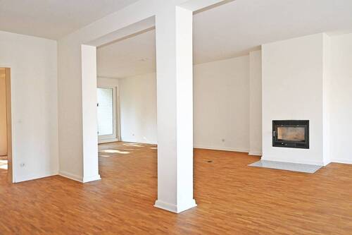 Wohnzimmer mit Kamin - 3 Zimmer Etagenwohnung in Hamburg / Alsterdorf