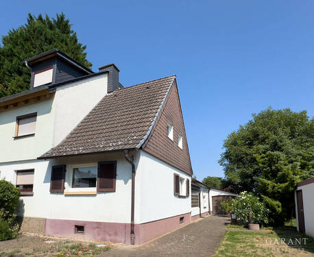 Haus aussen - *** Charmante Doppelhaushälfte mit großem Grundstück und viel Potenzial ***