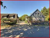 Straßenansicht mit Reetdachhaus und ehemaliger Försterei - 7 Zimmer Einfamilienhaus in Schleswig