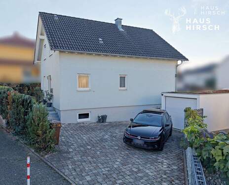 Hausansicht Einfahrt - 6 Zimmer Einfamilienhaus in Pforzheim