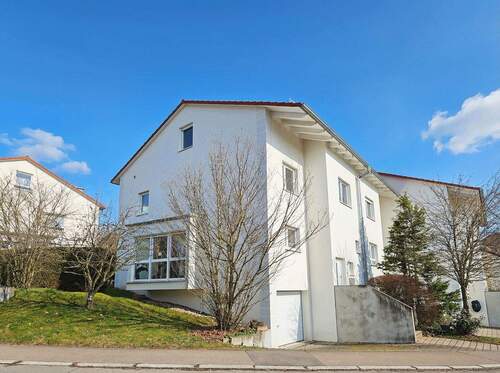 Hausansicht mit Garage und Stellplatz - Moderne Doppelhaushälfte mit Garten und Terrasse
