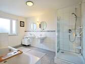 Helles, geräumiges Bad mit Dusche und Badewanne - 