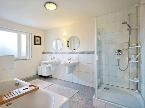 Helles, geräumiges Bad mit Dusche und Badewanne - 