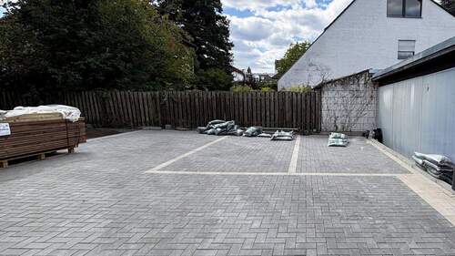 Hinterhof mit Stellplätzen - 