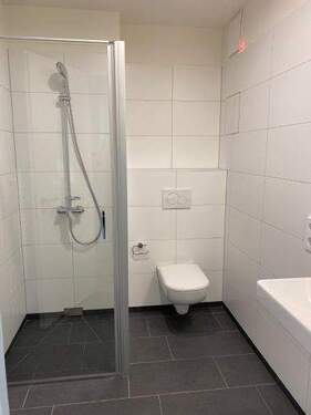Bad mit Dusche - 3 Zimmer Terrassenwohnung in Dresden