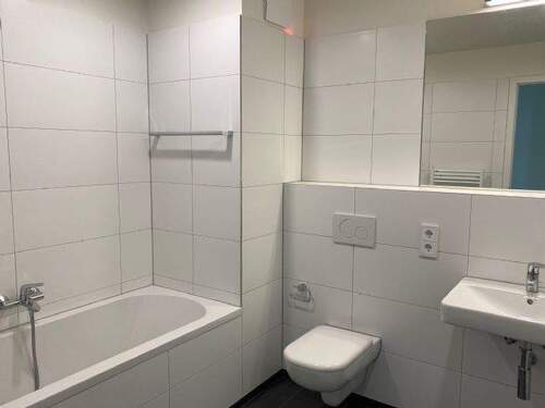 Bad mit Wanne - Terrassenwohnung mit 115,90 m&sup2; in Dresden zur Miete