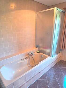 Bad im EG - Einbauwanne und Einbaudusche - 