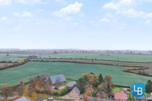 Umgeben von Feldern... - 