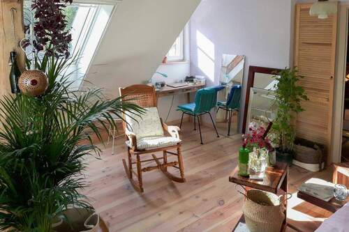 Schlafzimmer - Charmante Altbauwohnung in Bad Wilhelmshöhe an Selbstnutzer oder Anleger zu verkaufen