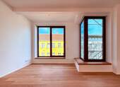 Wohnzimmer - Familienwohnung mit hohen Decken und riesigen Fenstern im Reuterkiez - Bestlage Neukölln sichern!