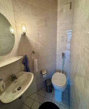 Gäste-WC - 5 Zimmer Mehrfamilienhaus, Wohnhaus zum Kaufen in Burg