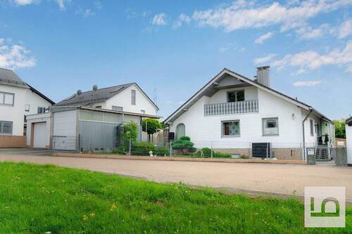 Hausansicht mit Garagen - 7 Zimmer Einfamilienhaus zum Kaufen in Böhmfeld