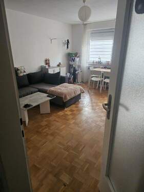 Wohn-, Ess- und Schlafbereich - Zentral gelegene 1-Zimmer- Wohnung inkl. EBK und Kellerabteil in Nürnberg - Maxfeld