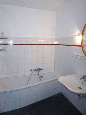 Zweites Bad mit Wanne - 