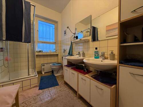 Badezimmer mit Dusche - 