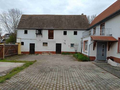 Scheune links - Mehrfamilienhaus, Wohnhaus mit 122,00 m² in Weißenfels zum Kaufen