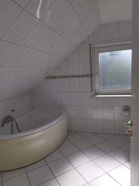Tageslichtbad mit Wanne - 