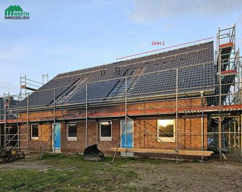 früh am Morgen - Giebel - frisch verkleidet! Doppelhaushälfte im Bau, KfW 40