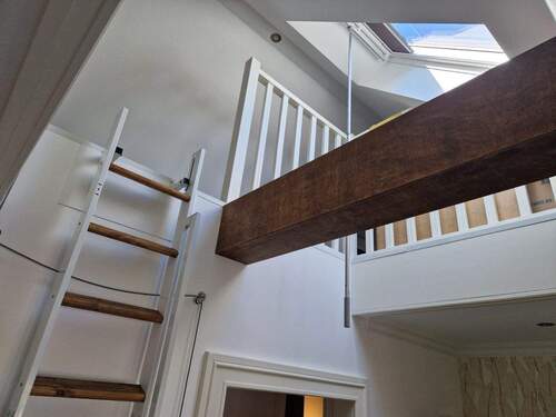 Blick vom Dachgeschoss in den teilausgebauten Spitzboden (Maisonette-Zimmer) - 