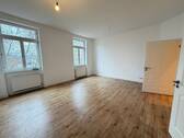 Zimmer mit großen Fenstern - Modernisierte 2-Zimmer-Wohnung mit hochwertiger Ausstattung in Frankfurt am Main