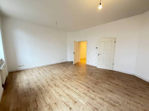 Heller Wohnbereich mit Laminat - 2 Zimmer Etagenwohnung zur Miete in Frankfurt am Main