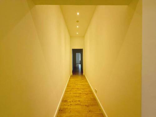Langer Flurbereich mit Spots - Etagenwohnung mit 80,00 m&sup2; in Frankfurt am Main zur Miete