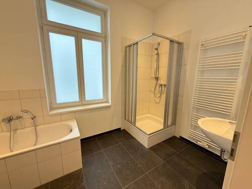 Badezimmer mit Dusche und Wanne - 