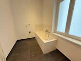 Badezimmer mit Badewanne - 