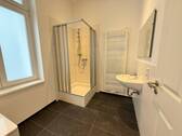 Badezimmer mit Duschkabine - 