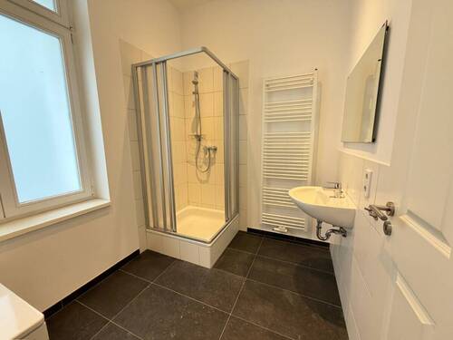 Badezimmer mit Duschkabine - 
