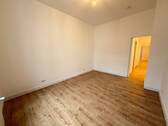 Leeres Zimmer mit Durchgang - 