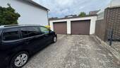 2 Garagen + 4 Stellplätze - 