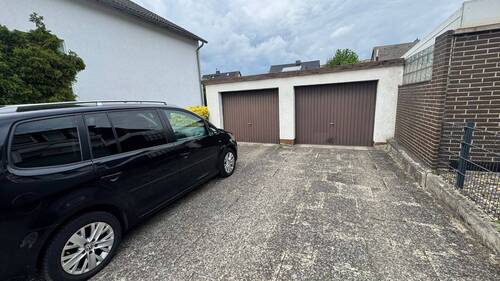 2 Garagen + 4 Stellplätze - 